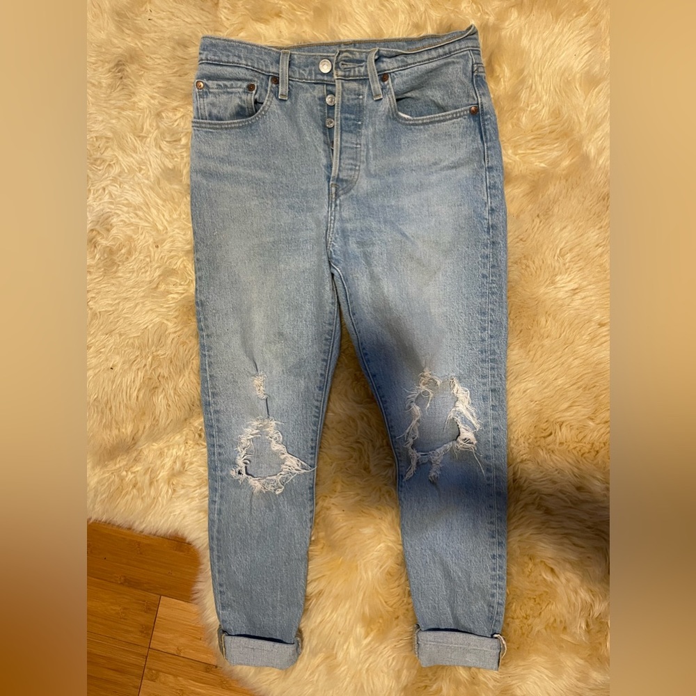 Levi’s 501 skinny ligjt wash jeans.